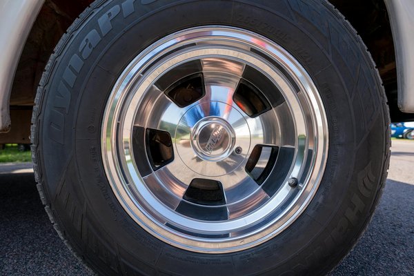 Quels sont les impacts des politiques gouvernementales sur le marché automobile ?